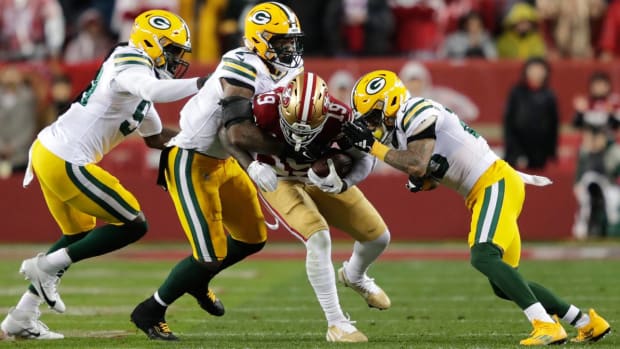 49ers receiver Deebo Samuel makes a play against the Packers.